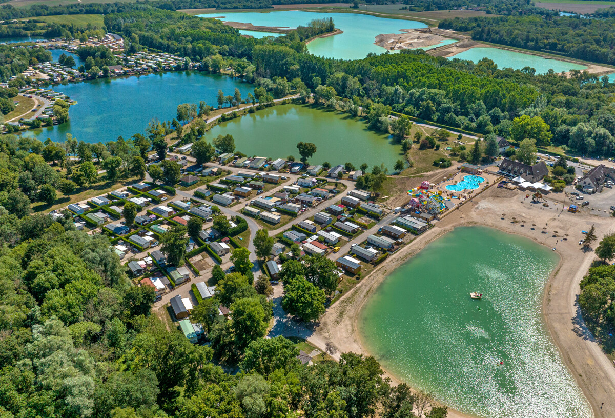 slider-8_pres-de-la-fontaine-vue-aerienne-lac-41757262.jpg